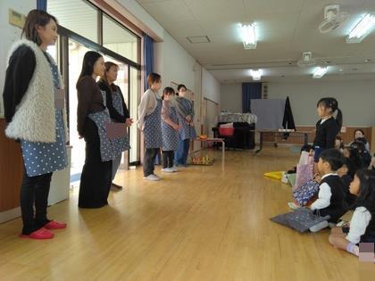 ようちえんまつりを企画してくださった保護者に、ありがとうの気持ちを伝えています。