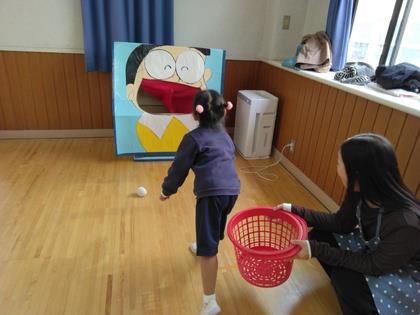 ボール投げを楽しんでいます。