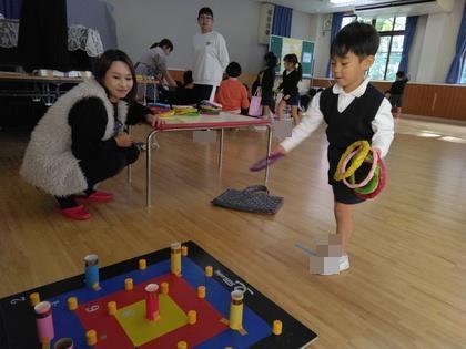 わなげコーナーでは、一人5回ずつ輪っかを投げています。