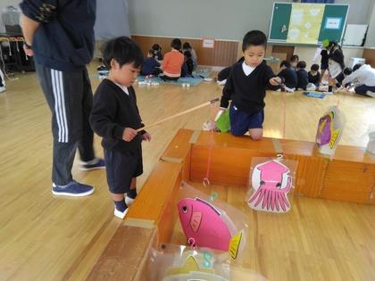 魚釣りを楽しんでいます。