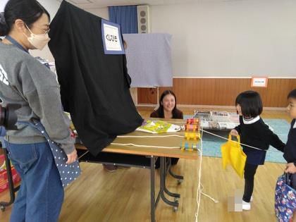 くじ引きを楽しんでいます。