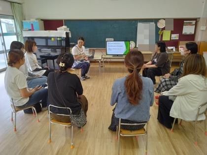 学級懇談で、最近の園での子ども達の様子や担任のおもいを伝えています。