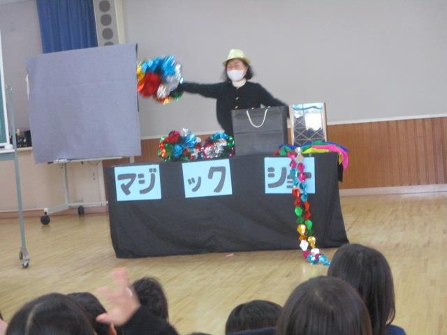 色とりどりのハンカチがどんどん姿を変えて大きなお花を咲かせるマジックを見せてもらっています。