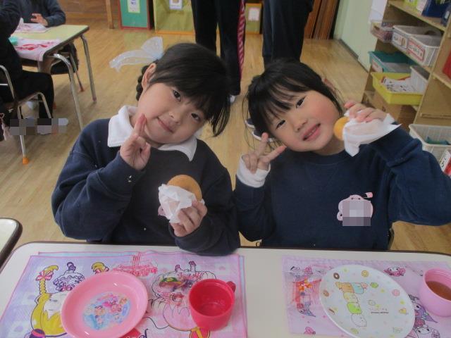誕生会のお菓子を味わっていただいています。
