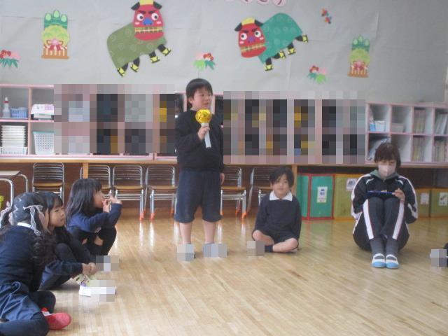 冬休みに過ごした楽しかったことを友達の前で発表しています。