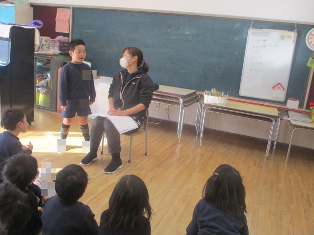 みんなの前で、どんなふうにお正月を過ごしたかお話しています。
