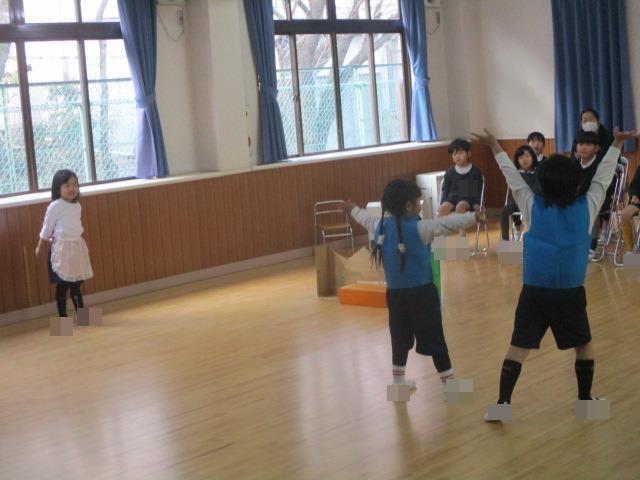 明日の劇参観を前に年少組の劇を年長組に見てもらっています。