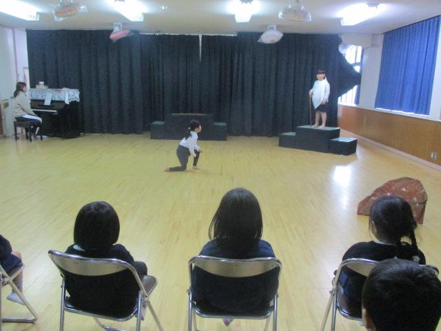 年長が劇を年少に見てもらっています。