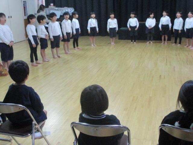 劇の終わりにみんなで歌を披露しています。