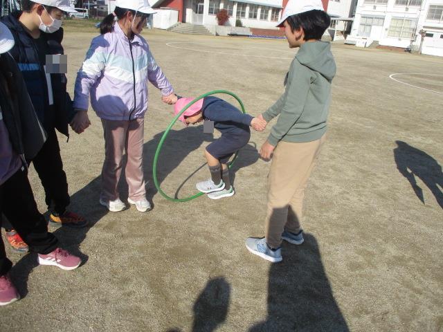 グループで横1列になってフープをくぐって隣の人へ送っていきます。