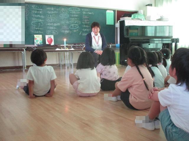 素話『鳥のみじい』を聞いています。