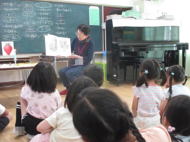 『どろんこハリー』の絵本を読んでもらっています。