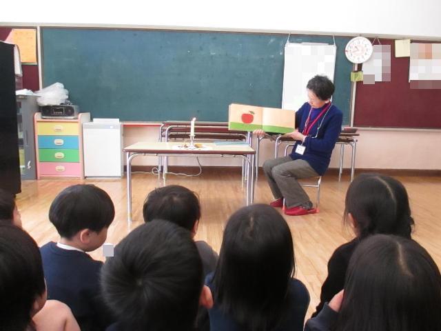 しりとりあそび絵本を読んでもらっています。