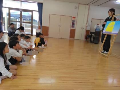 大型絵本を喜んでみています。