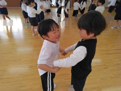 友だちを見つけてふれあい遊びをしています。