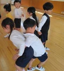 おしりとおしりをくっつけておしくらまんじゅうをしています。