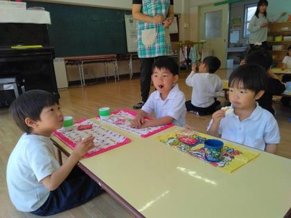 おやつを囲んで食べています。