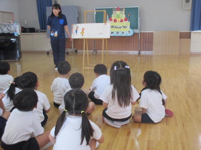 大型絵本『ぐりとぐら』を見ています。