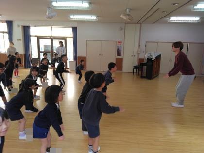 インターンシップ生が猛獣狩りゲームを教えてくれています。