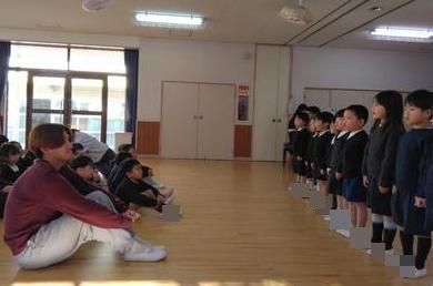 心を込めて歌をうたっています。