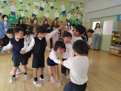 なべなべそこぬけをしています。