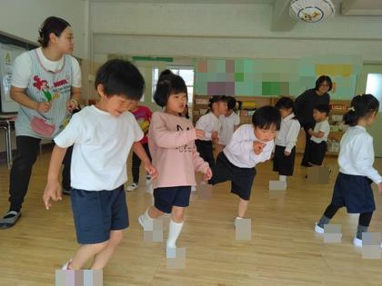 音あそびでリトミック遊びをしています。