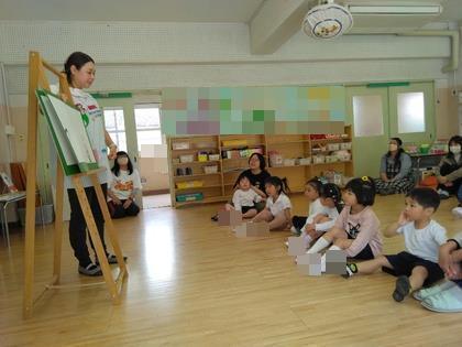 大型絵本を読んでもらっています。