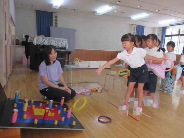 輪投げコーナーで遊んでいます。
