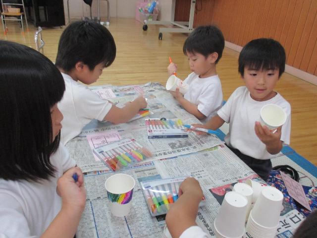 紙コップけん玉の容器に模様を描いています。