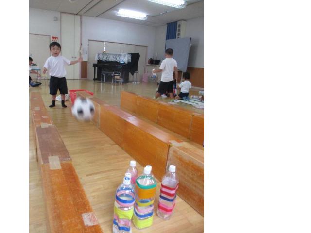 ボーリング遊びをしています。