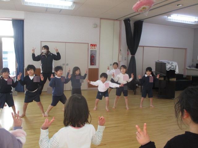 エビカニクスの体操をみんなで踊っています。