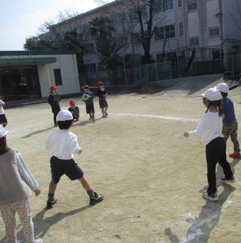 幼稚園と保育所の友達、混合チームでドッジボールを楽しんでいます。