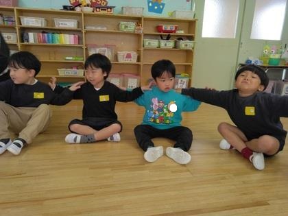 仲よし遊びをしている