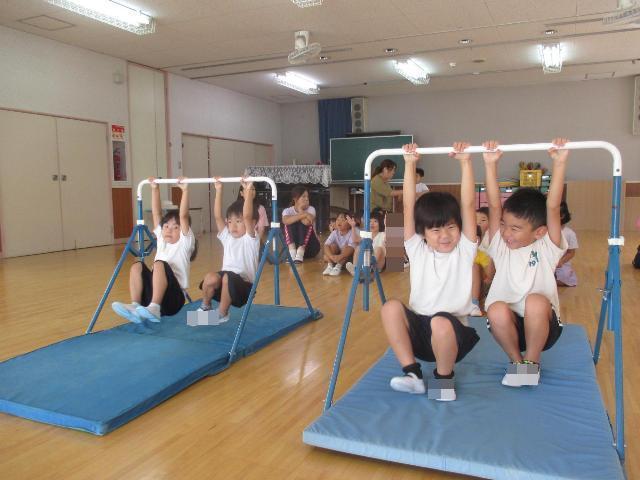 鉄棒にぶら下がっています。