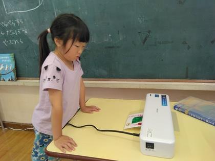 看板をラミネート加工してもらっています。