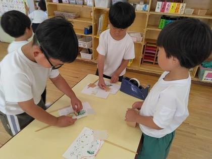 看板に割りばしを付けています。