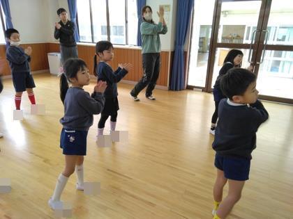 おもちゃのチャチャチャに合わせてリズム遊びをしています。