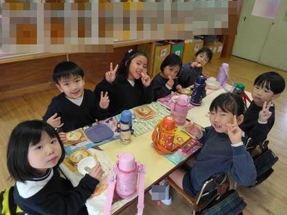 誕生会のおやつをいただいています。