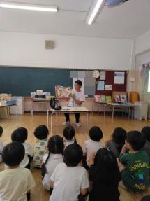 看護師さんによる保健指導で熱中症の予防の仕方を教えてもらっています。