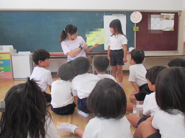 夏休みの約束シールを見せています。