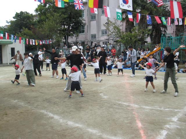 親子のふれあい体操をしています。