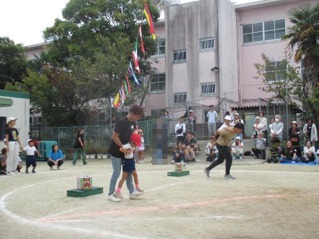 年長親子でサイコロゲームをしています。