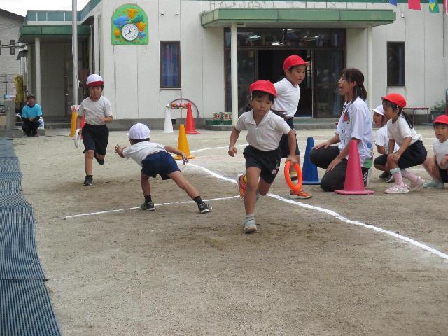 リレーで接戦を繰り広げています。
