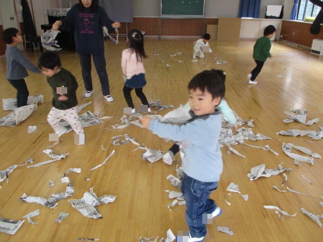 新聞紙を丸めたりちぎったりして遊んでいます。