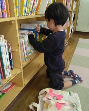 好きな絵本を選んでいます。