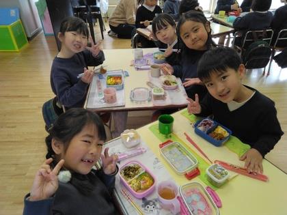 みんなでおいしくお弁当を食べています。