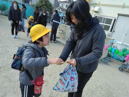 カードを渡しています。