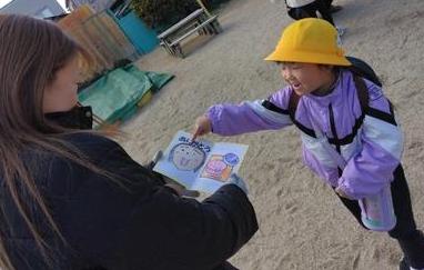 カードを渡しています。