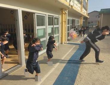 緊急放送を聞いて、地震の揺れが収まってから園庭に避難しています。