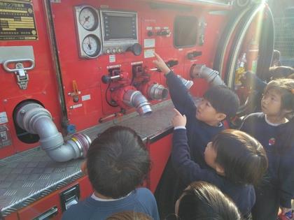 消防車に付いている様々な装備に興味津々で見たり質問したりしています。